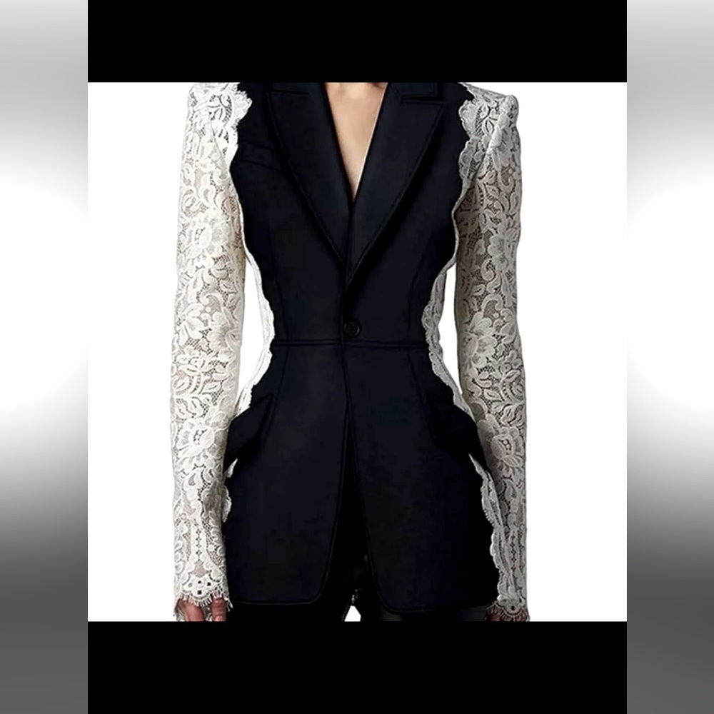 Beautiful details blazer the large fits like a S\M